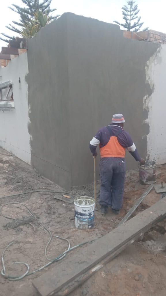 Builder plastering an exterior wall of a Cape Town home